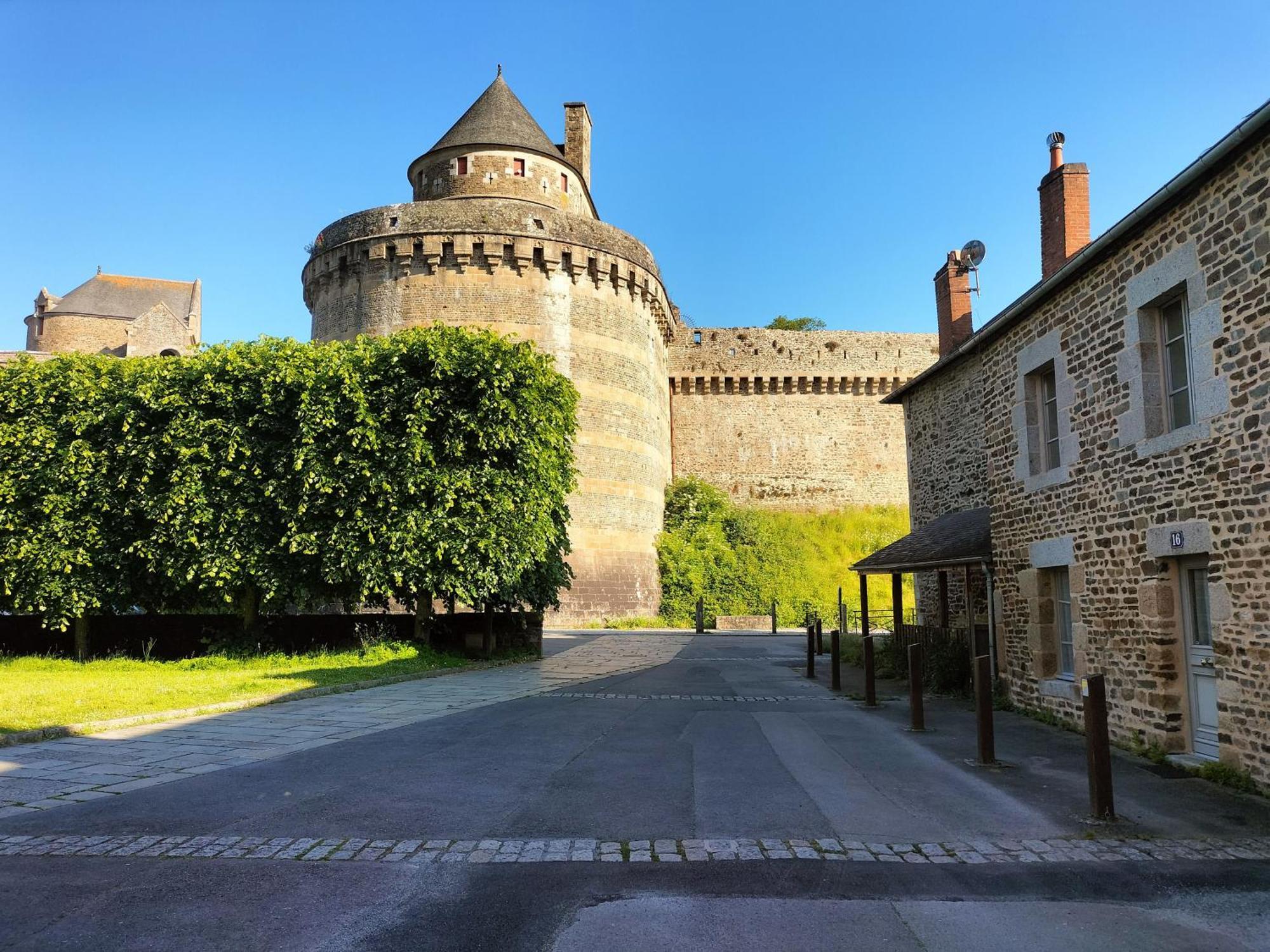 L'Escapade Medievale Fougères Екстериор снимка